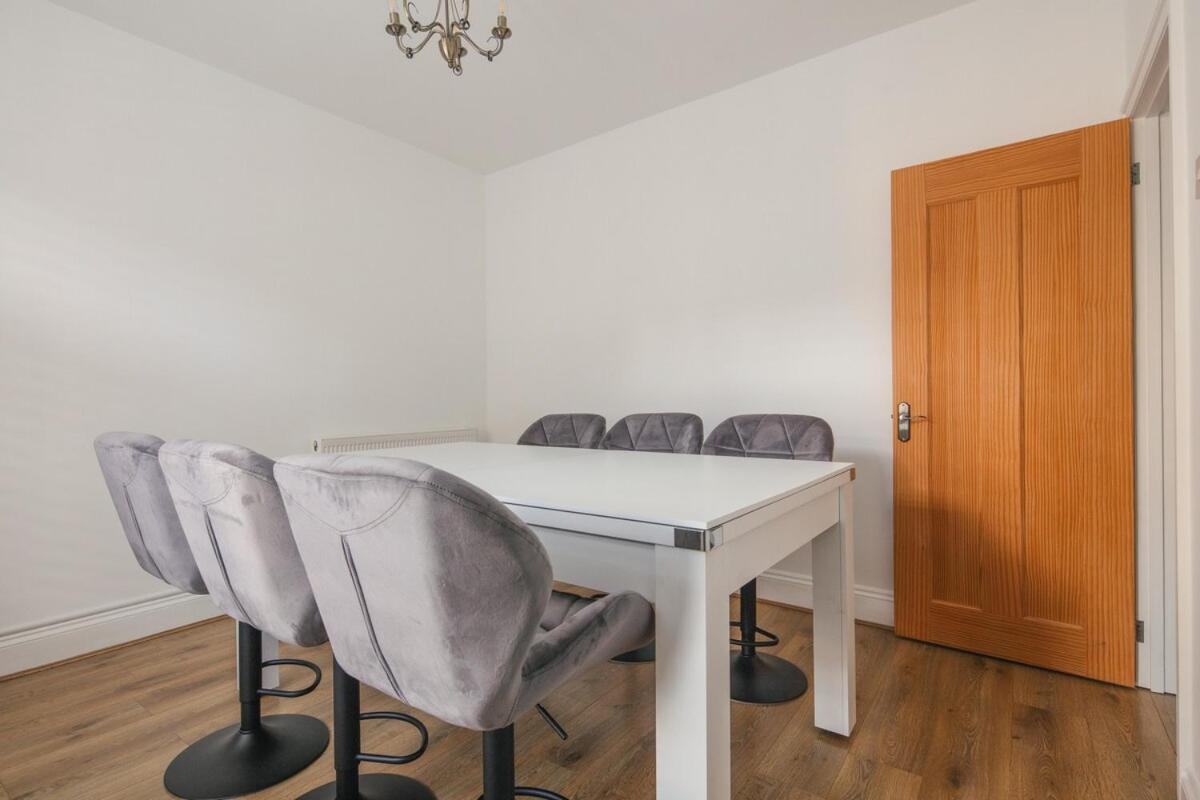 Spacious 3 Bedroom Home With Ps5 And Pool Table Near O2 Arena Canary Wharf And Elizabeth Line To Central London Exterior foto