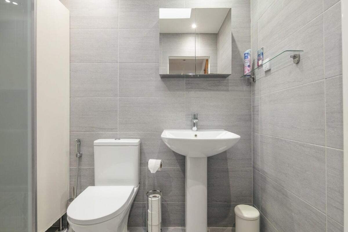 Spacious 3 Bedroom Home With Ps5 And Pool Table Near O2 Arena Canary Wharf And Elizabeth Line To Central London Exterior foto