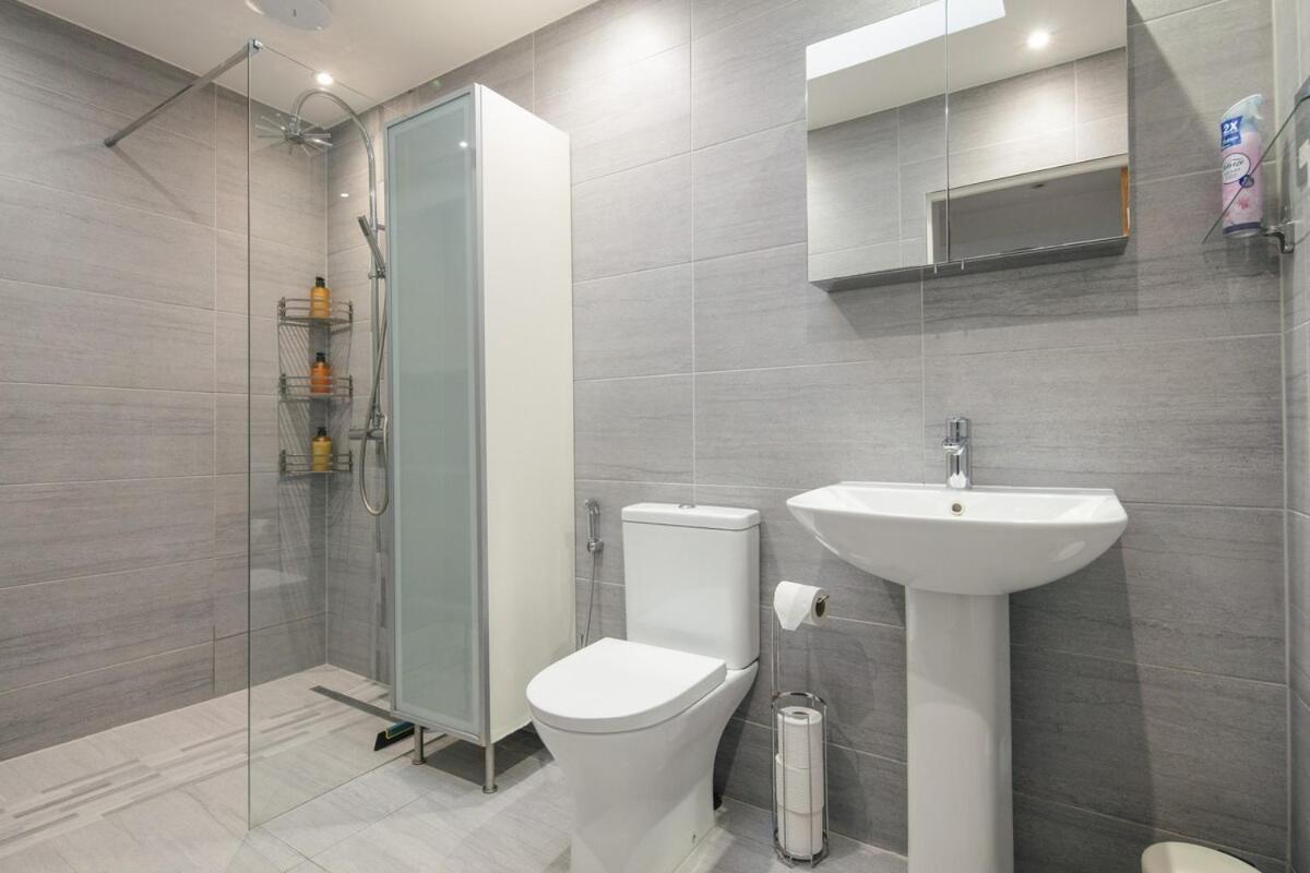 Spacious 3 Bedroom Home With Ps5 And Pool Table Near O2 Arena Canary Wharf And Elizabeth Line To Central London Exterior foto