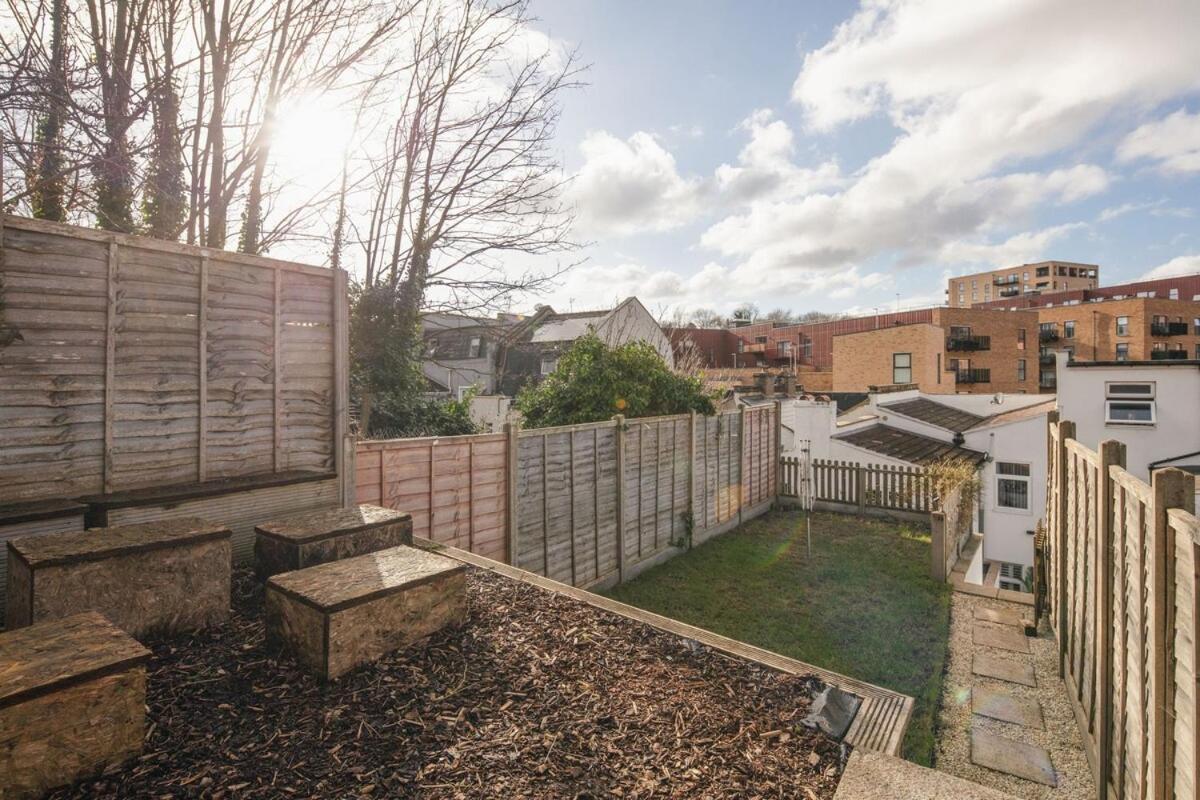 Spacious 3 Bedroom Home With Ps5 And Pool Table Near O2 Arena Canary Wharf And Elizabeth Line To Central London Exterior foto
